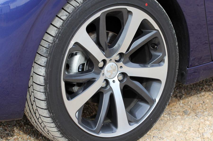  Peugeot 208 5-Door 2012 года  (фото 51 из 73)